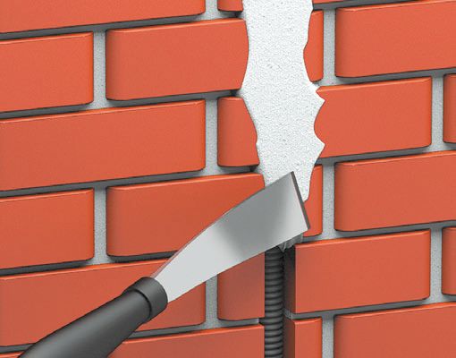 Штробу замазывают штукатуркой при помощи шпателя