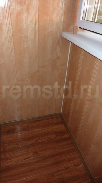По периметру пола уложили пластиковый плинтус