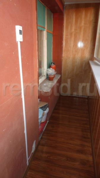 На стене предварительно установили терморегулятор теплого пола