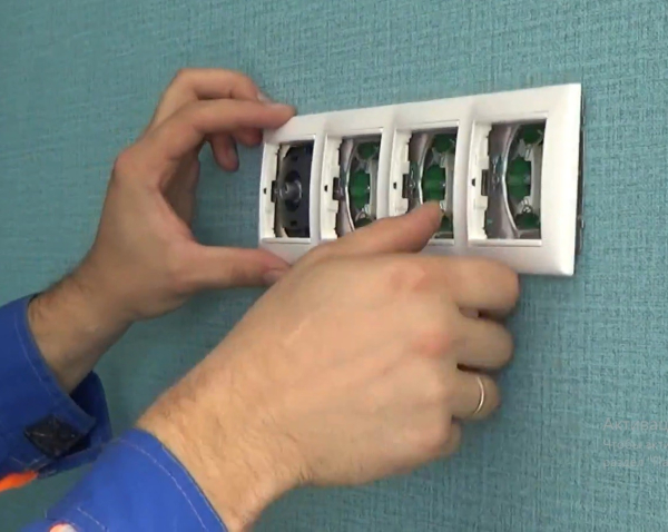 Установка декоративной рамки розетки Установка декоративной рамки розетки