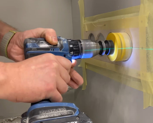 Сверление отверстия с помощью специальной коронки Сверление отверстия с помощью специальной коронки