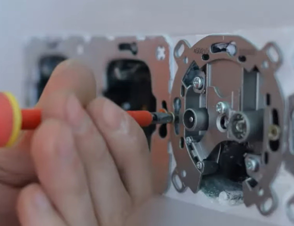 Закрепление механизма розетки Закрепление механизма розетки